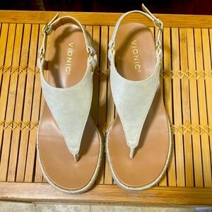 👠💛Vionic Kirra Gold Metallic Orthotic Espadrille Style Wedge Dress Shoes Sz 8